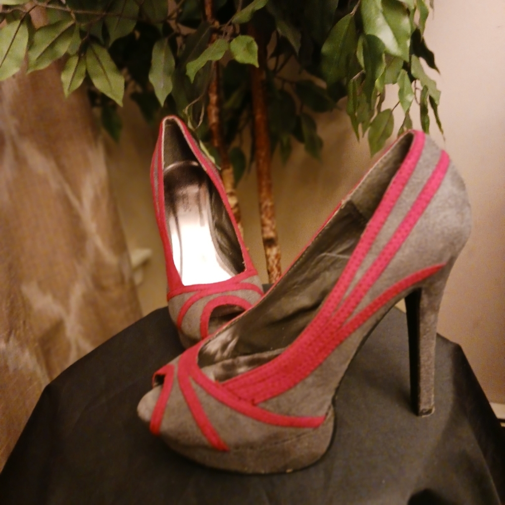Gray & red pumps sz 9 - Picture 1 of 8